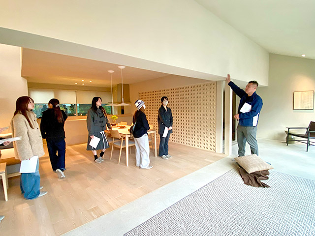 自然の豊かさを享受する家「山際さんち」ではモデルハウスの概念を超えるデザイン感覚に驚きました