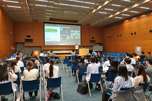 審査会場の建築会館ホール