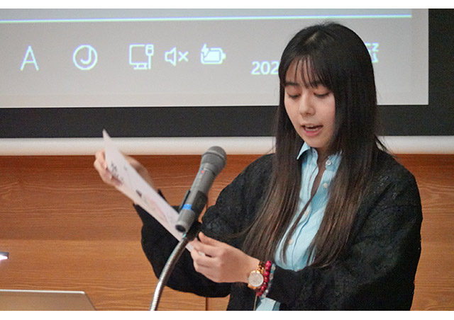 プレゼンテーションを行う学生