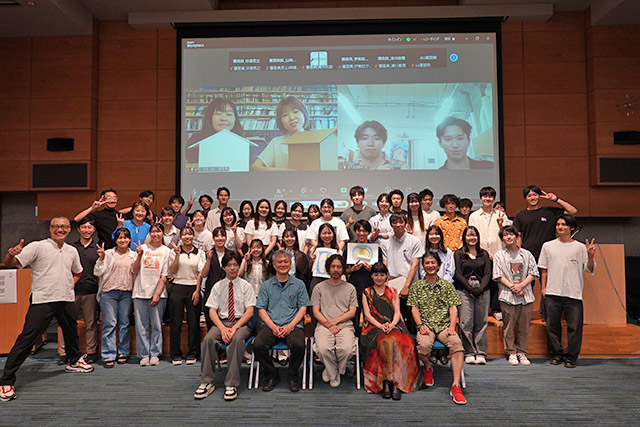 審査員、参加学生、スタッフの皆さんと集合写真