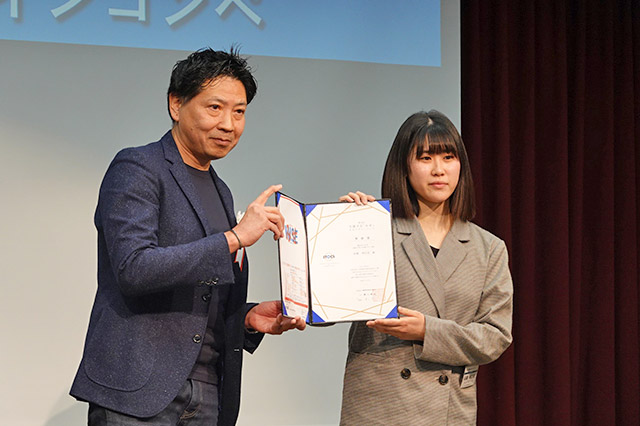 株式会社丹青社の万井純氏から表彰状を授与