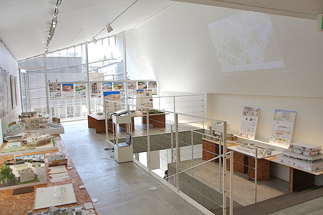 実際の制作物やパネルを解説付きで見学できます