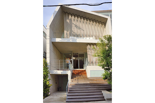 表参道から1本入った、ルイ・ヴィトンの裏にあるギャラリーです