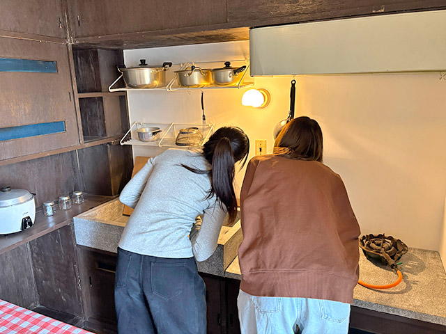 実際の空間に興味津々！　細部までチェックしながら学びます