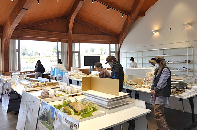 卒業研究作品とスタジオ課題作品をすべて展示