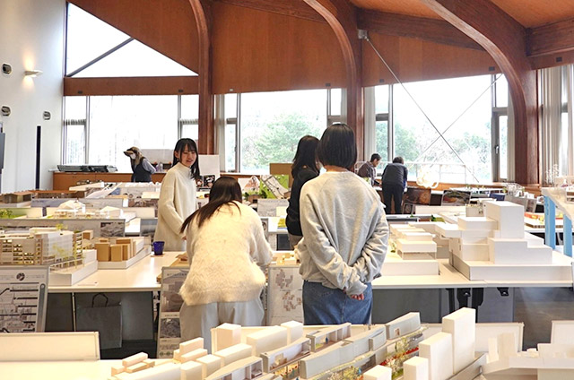 多くの在校生や教職員に来場いただきました