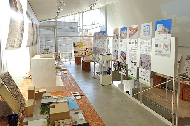 学生たちで協力して展示を設営しました