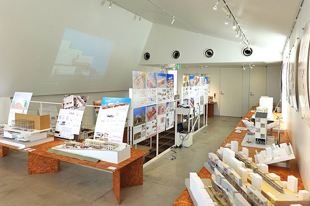 白壁と吹き抜けの天井が特徴的な空間