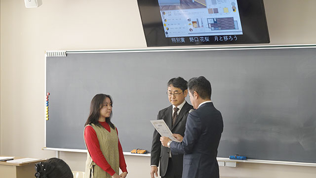 表彰状と記念品を受け取る学生