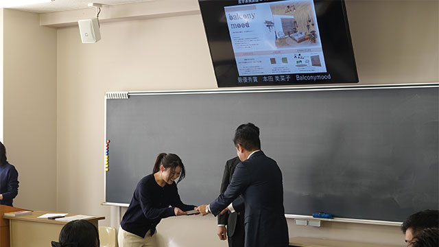 表彰状と記念品を受け取る学生