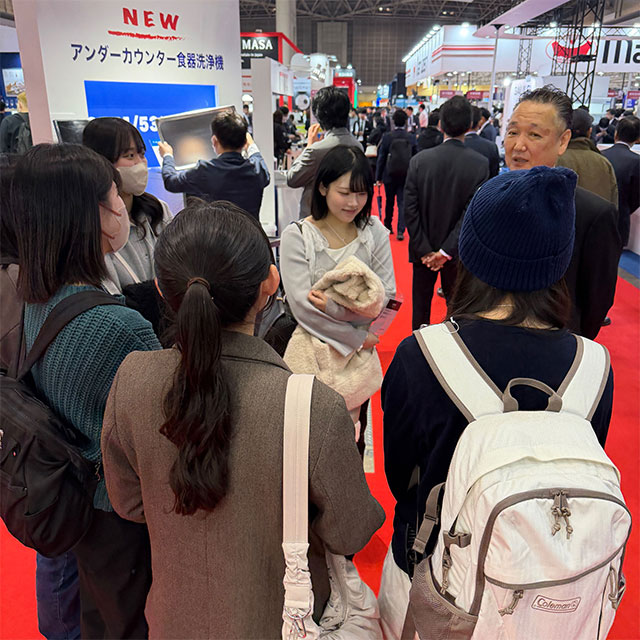 フジマックブースの運営・施工を請け負っている白水社木村氏のレクチャー中