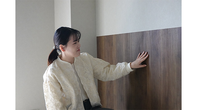 実際の壁紙の質感を触って確かめています