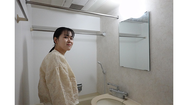浴室は温かみのある石調のシートがアクセントに