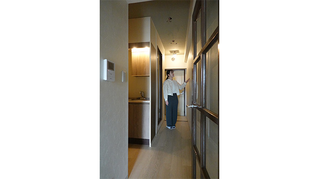 居室と同じ仕上げの床が玄関まで続きます