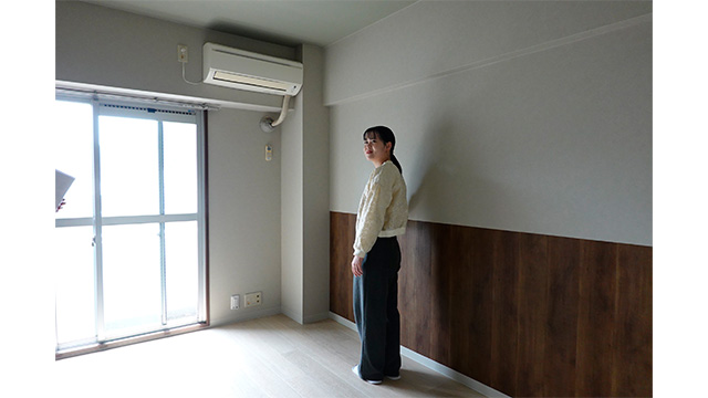 自然光の下での色合いの違いを確認します