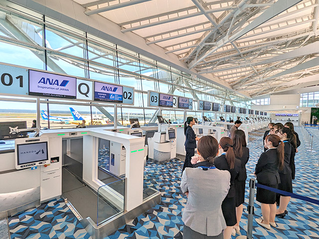 羽田空港の国際線チェックインカウンター
