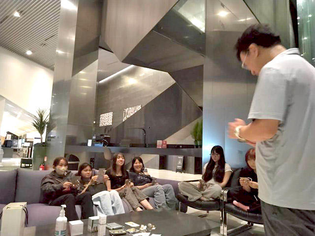 ホテル到着後ロビーでビンゴ大会