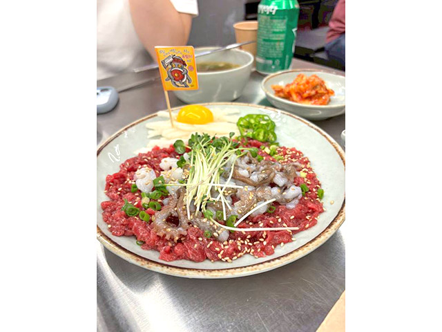 夕食はタコとユッケ丼を堪能