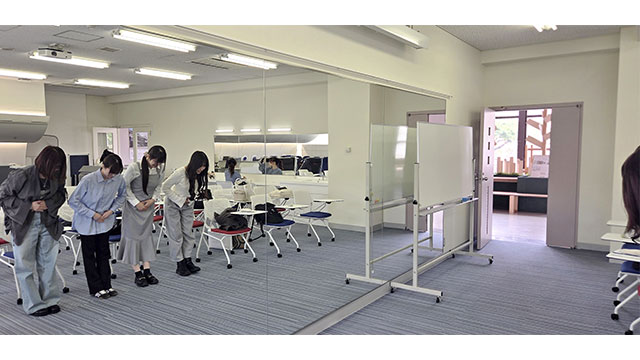 壁一面の鏡を使って