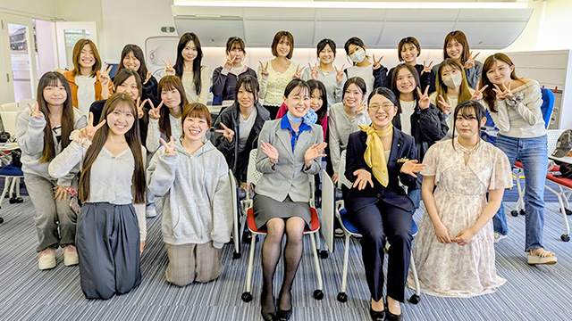 卒業生と集合写真