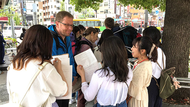 訪日外国人にインタビューする学生