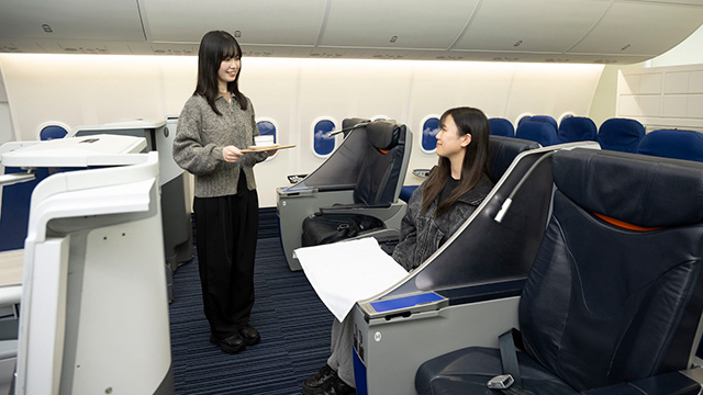 ANAの航空機客室を再現したエアライン実習室