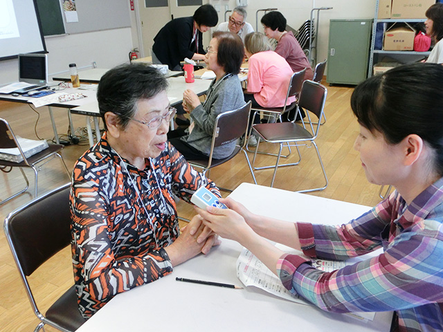 口腔機能測定の様子