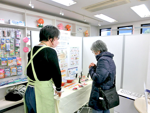 展示の品々に興味深々