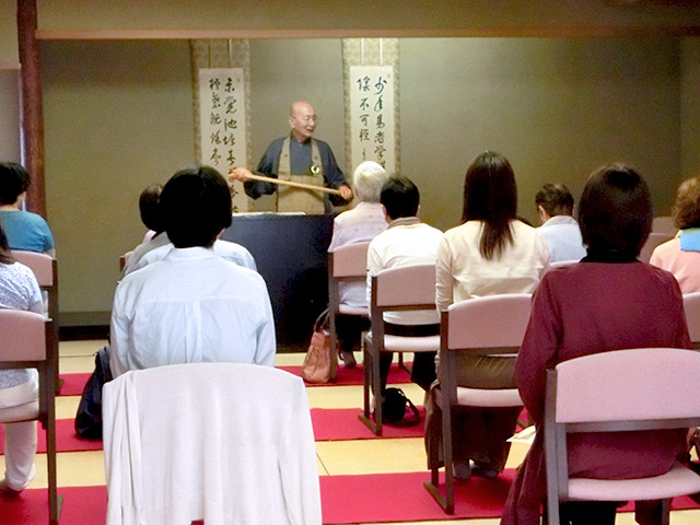 椅子座禅の様子