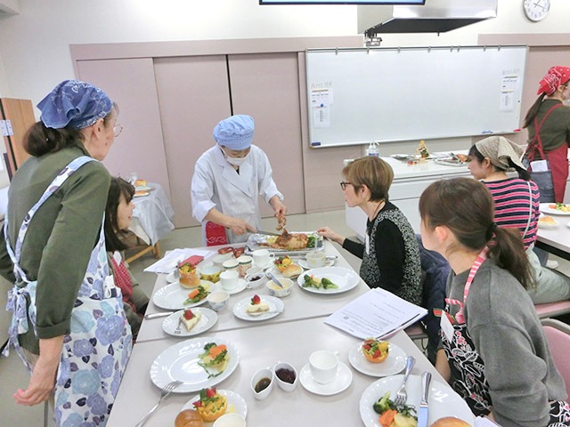 チキンの切り分け