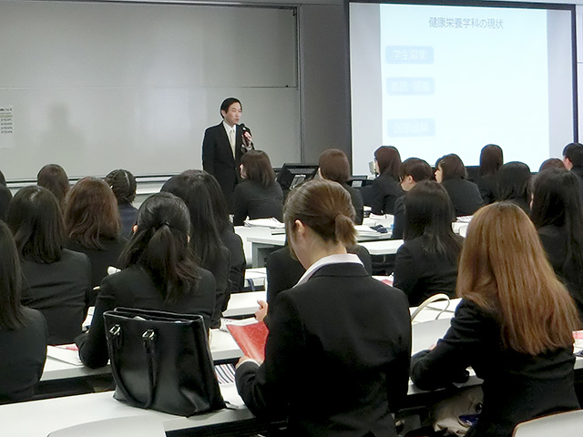 西山学部長による学部の概要説明