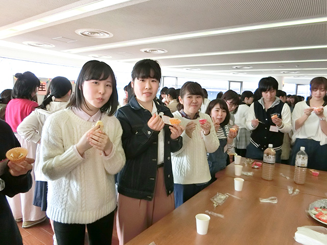 お菓子と飲み物で歓談中