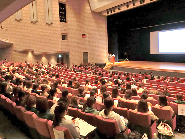 全学年が一堂に会しての報告会