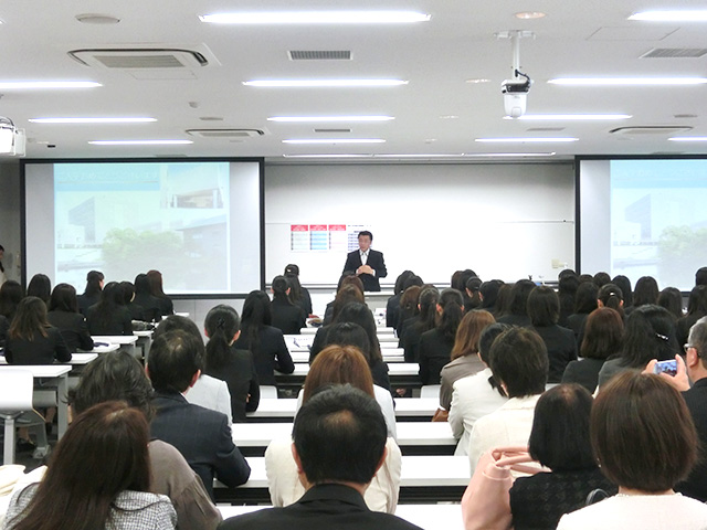 井上学科主任による祝辞