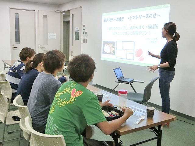 今回のお弁当メニューの栄養学的なポイントについて、学生が説明しました