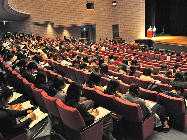 講堂で全学年の学生が発表を聞きます。