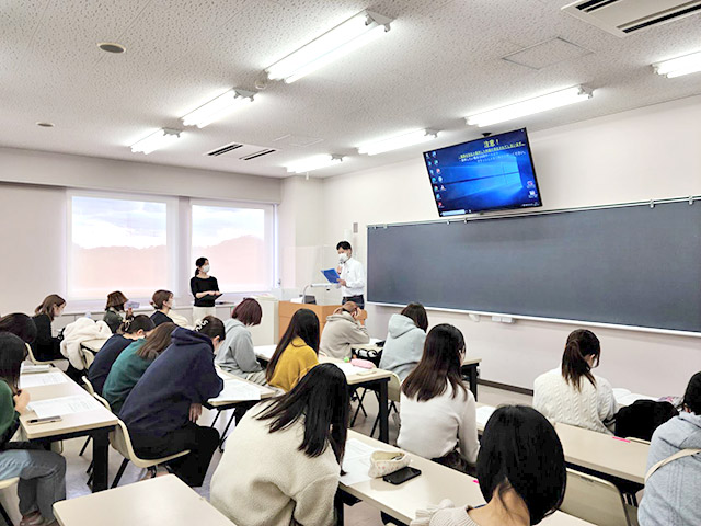 健康栄養学科の教員による研究室説明の様子