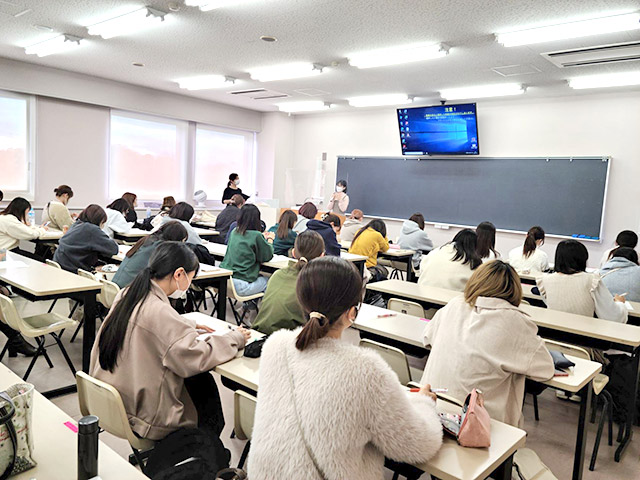 健康栄養学科の教員による研究室説明の様子