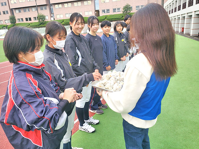 補食を提供している様子