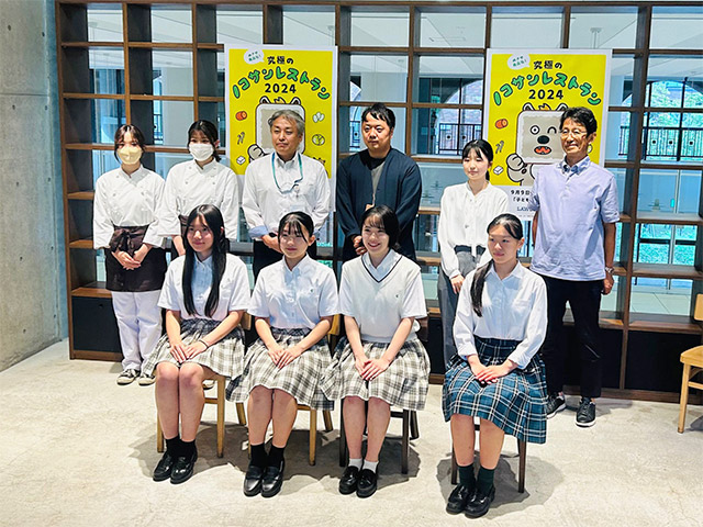 優秀5作品に選ばれた学生たちの集合写真
