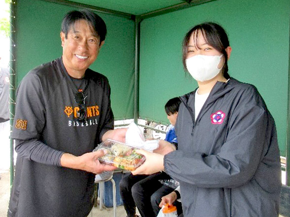 宮本監督にお渡しいたしました