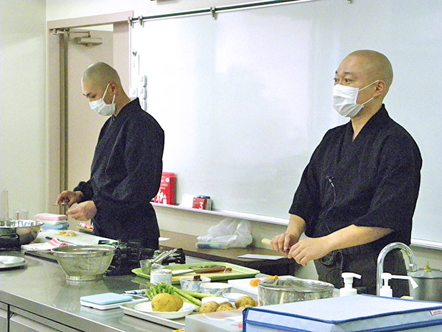 1品ずつ丁寧に説明する講師