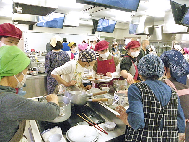 地域の方々と精進料理を調理する学生たち