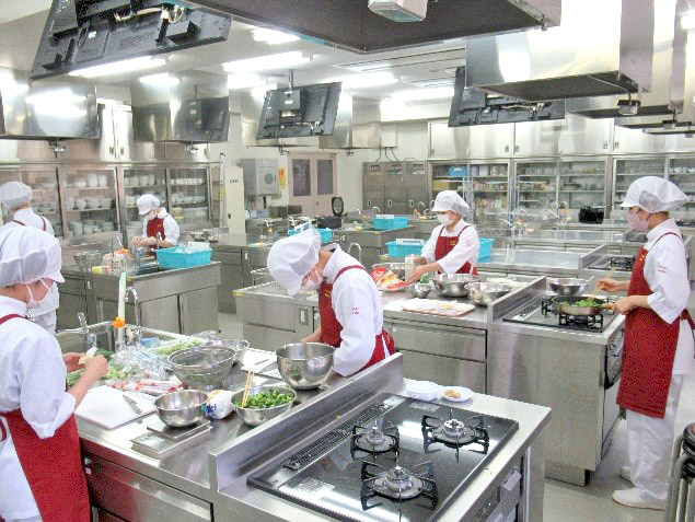 学生たちが力を合わせて調理しました