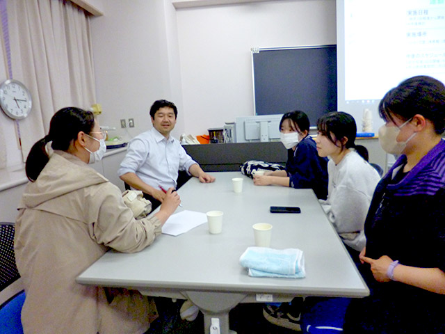 チームごとに活動内容を話し合いました
