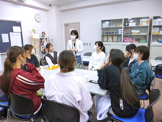 教員のアドバイスに耳を傾ける学生