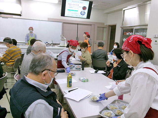 試食メニューを配膳している様子