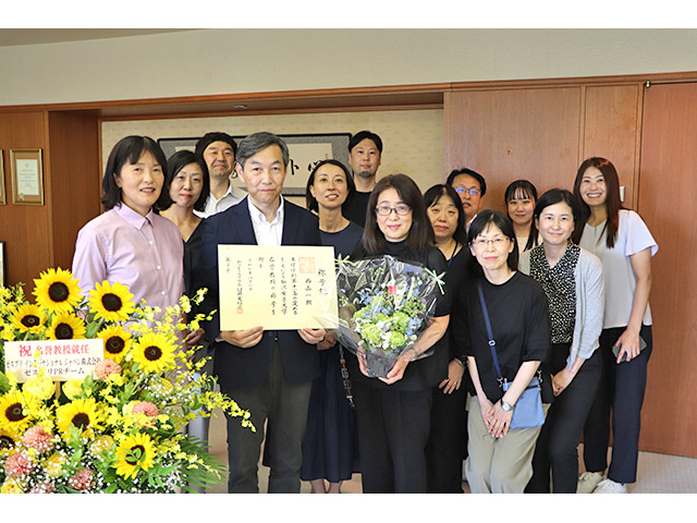 西山一朗名誉教授と健康栄養学科の先生方