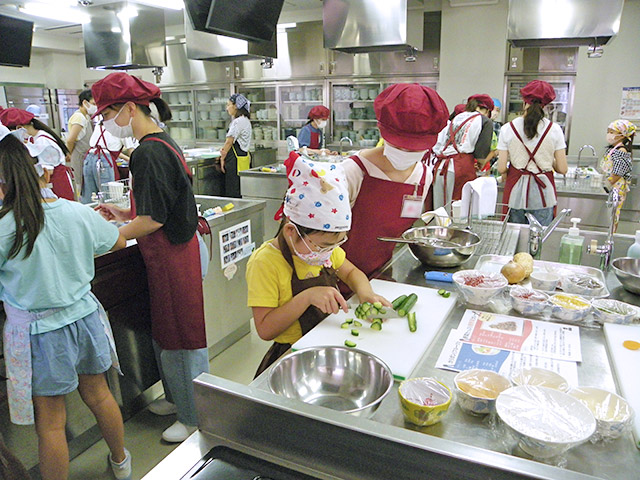野菜を真剣に切る子どもたち