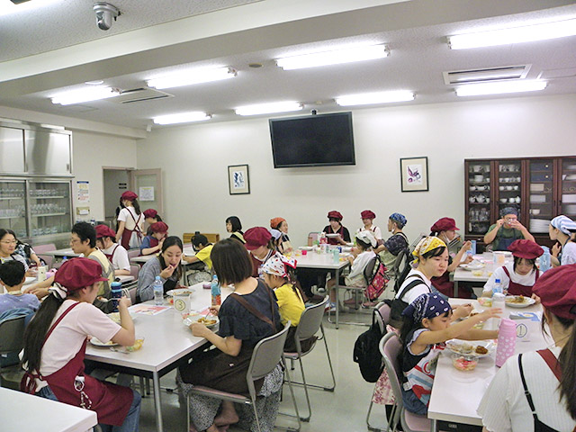 完成した料理をいっしょに試食する学生たち